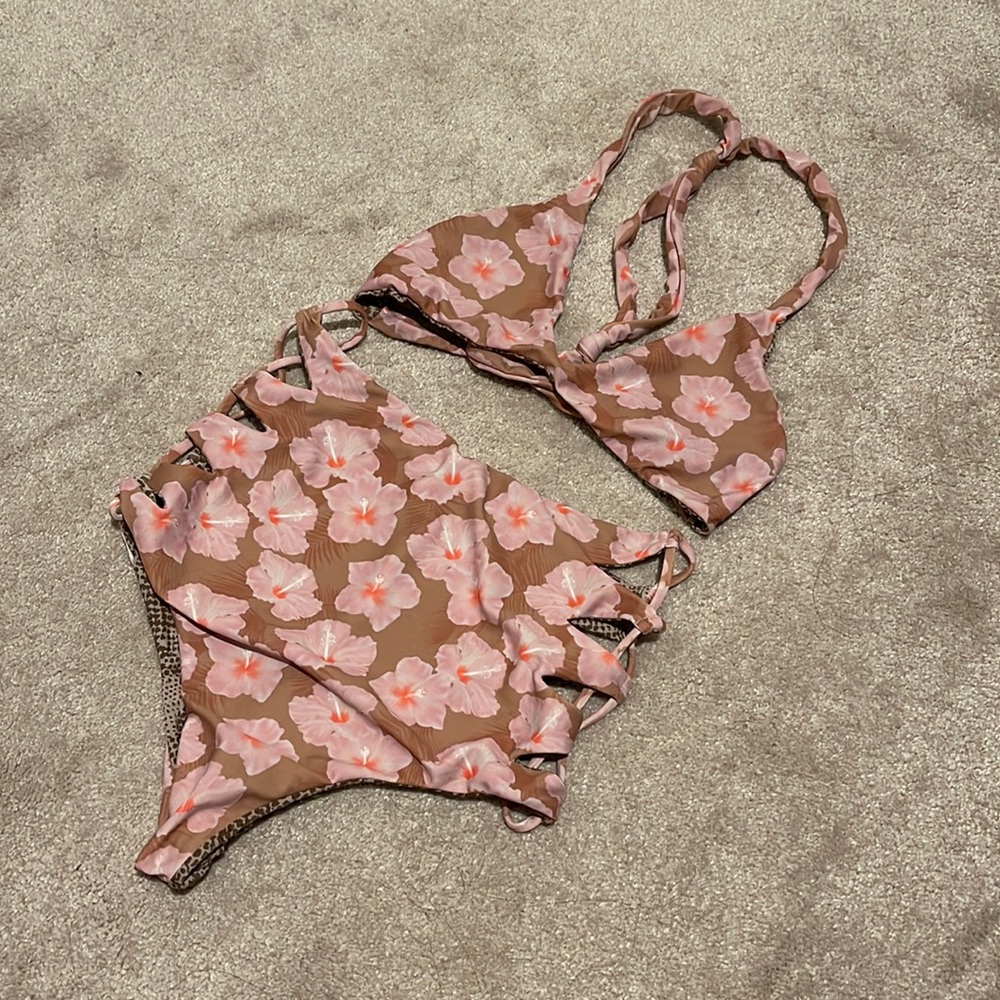 Acacia Mahalo Capsule Yelpa Top & Queens Bottom L